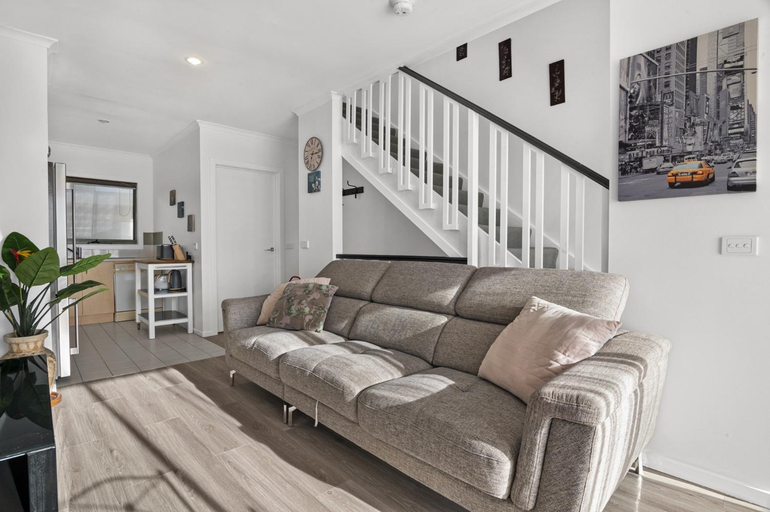 Others 5, Snug 2-bed Townhouse Near Bustling Shops, Melbourne