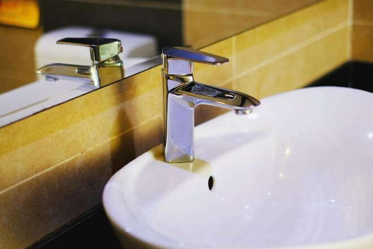 Bathroom, Wanjia Hotel, Lincang