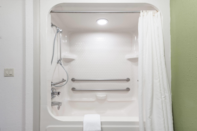 Bathroom 4, Baymont by Wyndham Pueblo, Pueblo