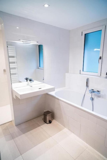 Bathroom 5, Les Sources du Val, Eure