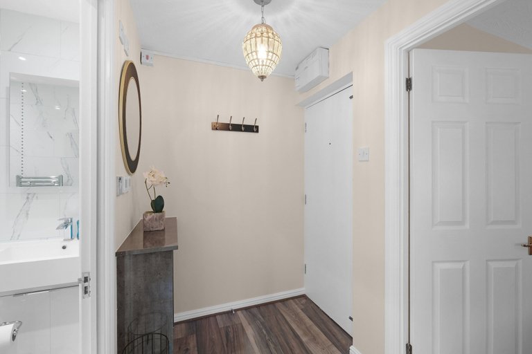 Hallway 4, Modern 1 Bedroom Apt in Streatham with Parking, London