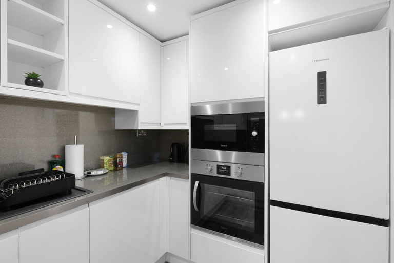 Private kitchen 5, Modern 1 Bedroom Apt in Streatham with Parking, London