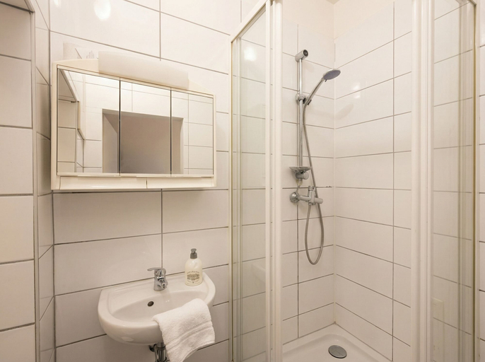 Bathroom, 15-min to Center, Budget-Friendly 1BR Apartment, Wien