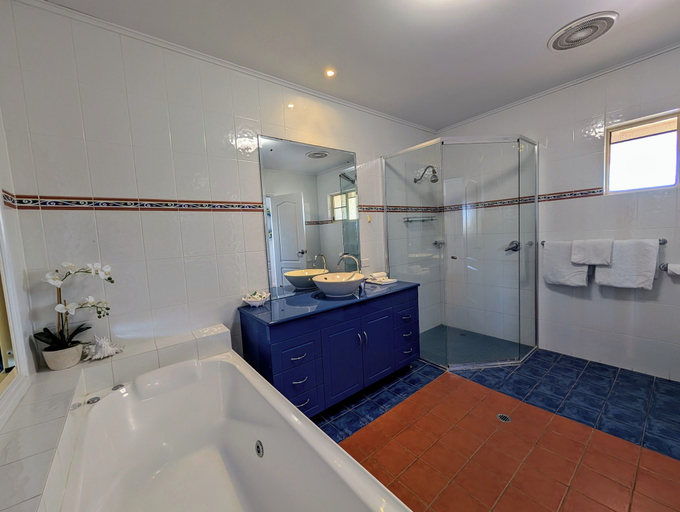 Bathroom 4, Rose Bay Resort, Bowen