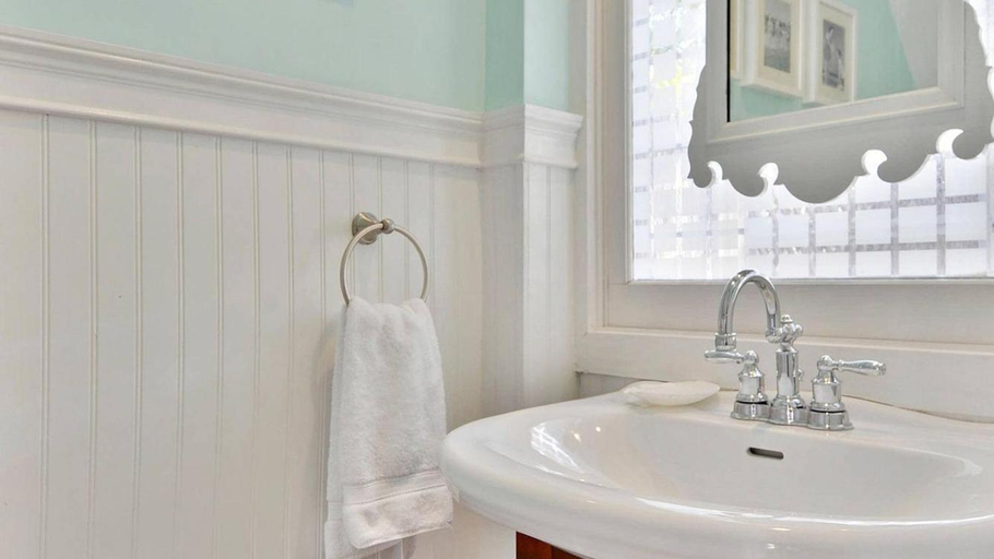 Bathroom 3, Tranquility by AvantStay, Monroe