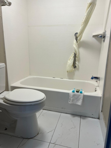 Bathroom, Deluxe Inn & Suites, York
