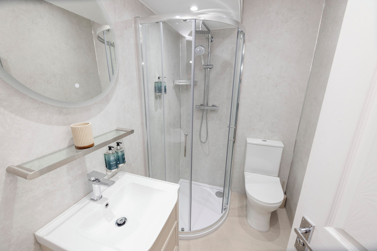 Bathroom 3, JOIVY Cosy 3bed Family Flat near Leith, Edinburgh