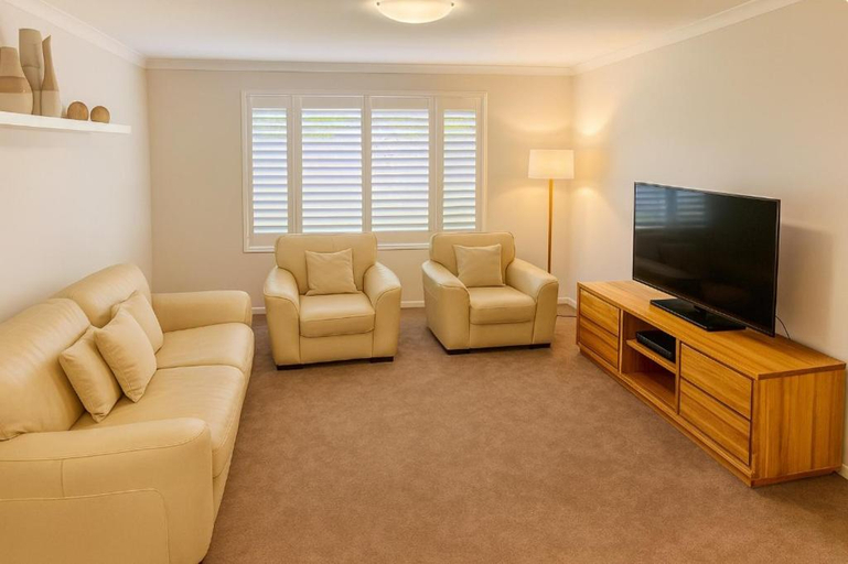 Others 5, Macs Manor, Busselton