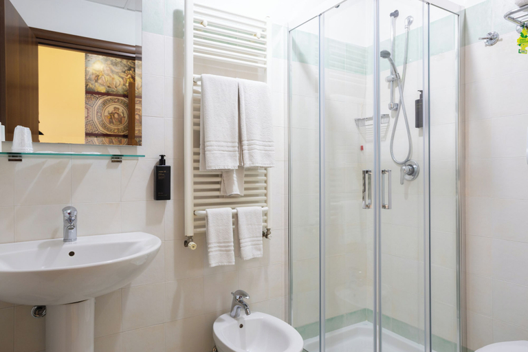Bathroom 5, Hotel Gangi, Enna