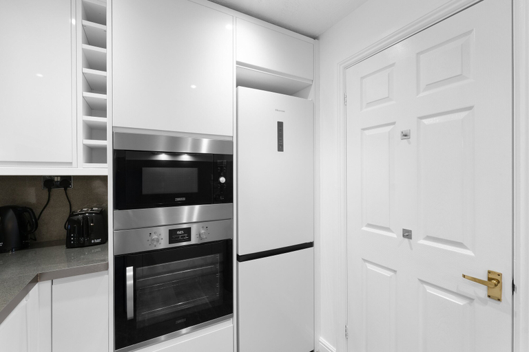 Private kitchen 2, Modern 1 Bedroom Apt in Streatham with Parking, London
