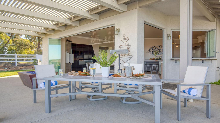 Food & Drinks 5, Summit Ranch by Avantstay Infinity Pool + Views, Riverside