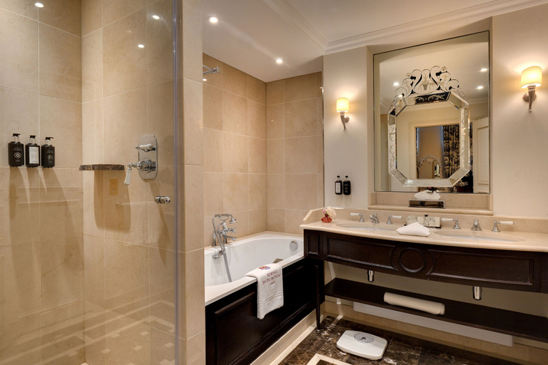 Bathroom 4, Auberge du Jeu de Paume, Oise