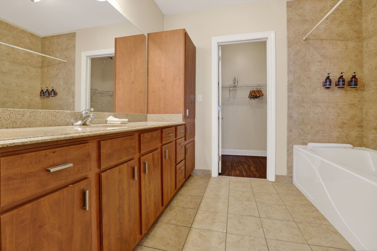Bathroom 4, Roami at Duncan Plaza, Orleans