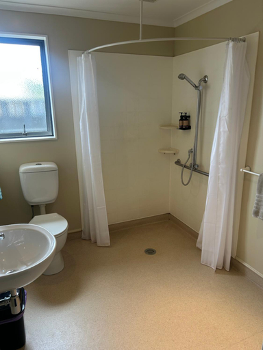 Bathroom 5, Woodbourne Tavern and Motel, Marlborough