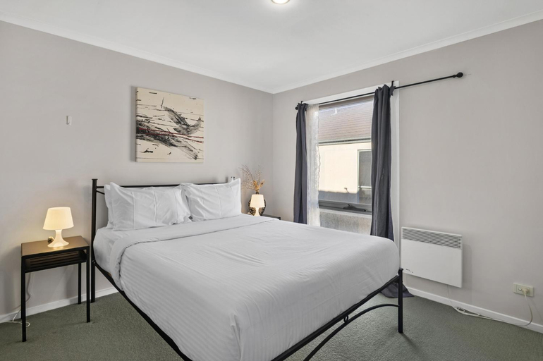 Bedroom 3, Snug 2-bed Townhouse Near Bustling Shops, Melbourne