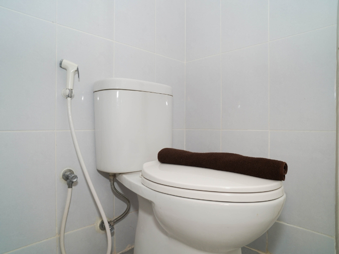 Bathroom 3, Stylish and Functional 2BR Apartment at Tokyo Riverside PIK 2 By Travelio, Tangerang