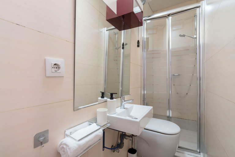 Bathroom 5, Hostal Sant Antoni, Barcelona