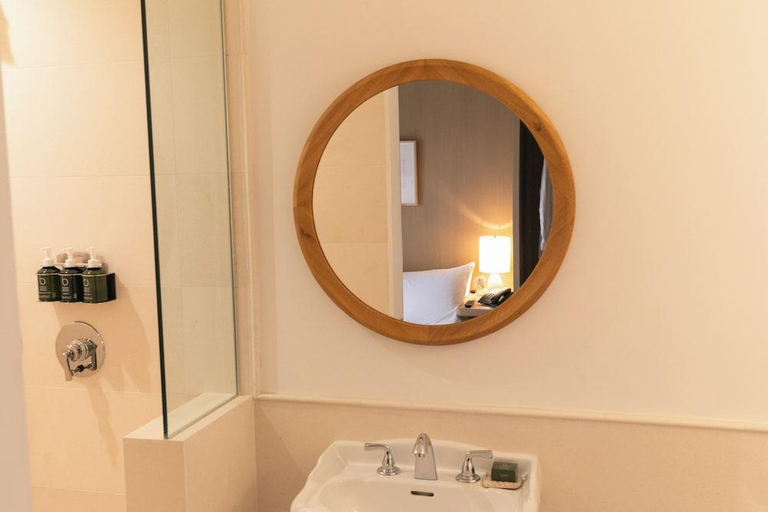 Bathroom 4, Cara, Los Angeles
