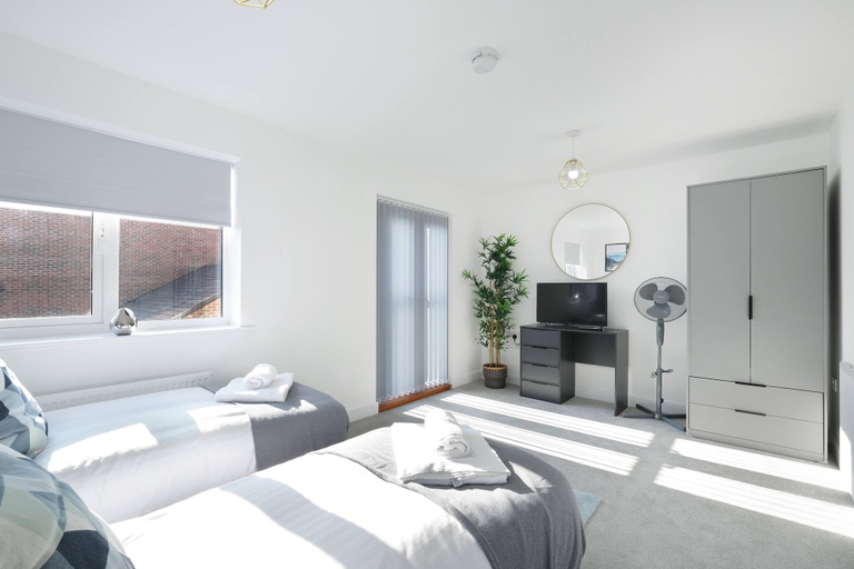 Room 3, Luxaura 5 Bedroom 3 Bath Service House w/ Parking, Buckinghamshire