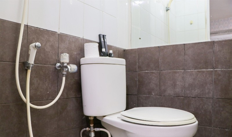 Bathroom 5, Strategic 2BR Apartment at Green Pramuka City By Travelio, Central Jakarta