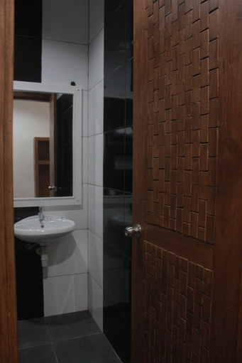 Bathroom 3, Baratha Hotel & Resto, Bondowoso