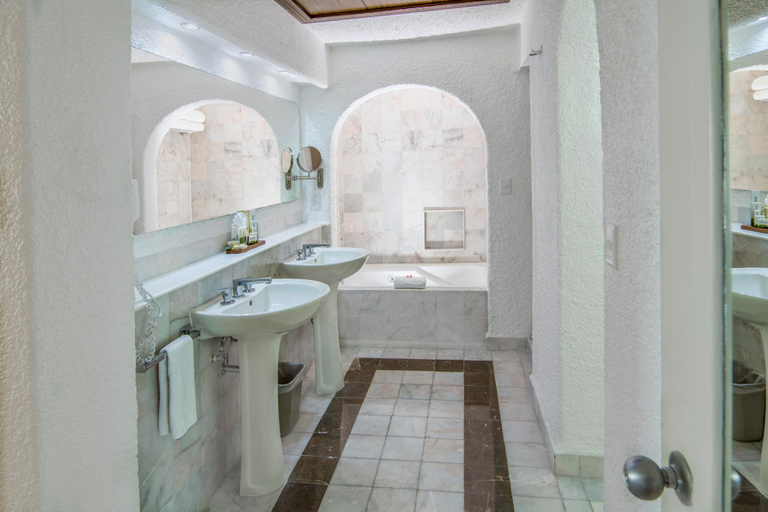 Bathroom 5, Tesoro Manzanillo All Inclusive, Manzanillo
