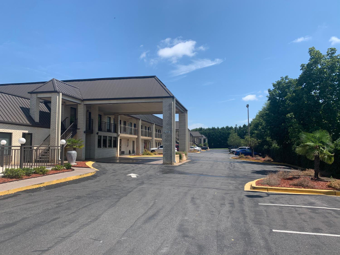 Exterior & Views, Deluxe Inn & Suites, York