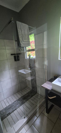 Bathroom 2, Whispering Creek Mountain Lodge, Mopani