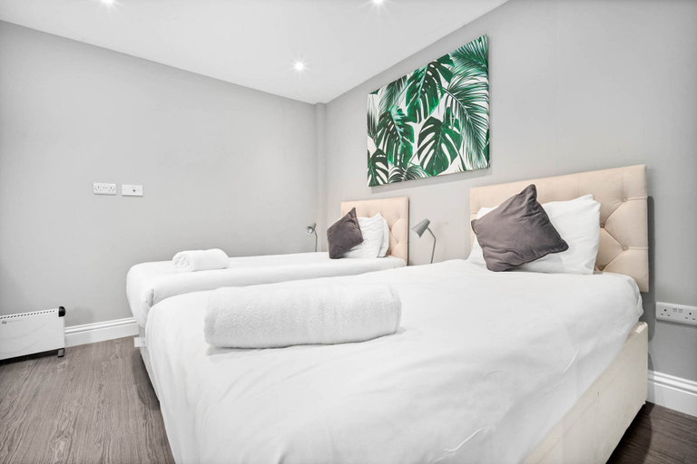 Room 2, Grand 5 Bedrooms and 3 Bath Birmingham Home, Birmingham