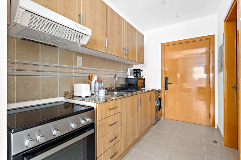 Room 4, Silkhaus Stylish Studio ASB Tower Pool Gym, Dubai