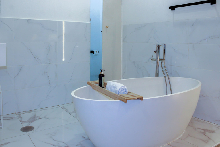 Bathroom 4, Lisbon Studios, Lisbon
