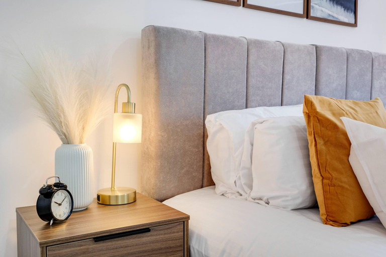 Room 2, Luxaura 5 Bedroom 3 Bath Service House w/ Parking, Buckinghamshire