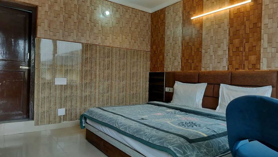 Bedroom 2, Omni Hotel, Kangra