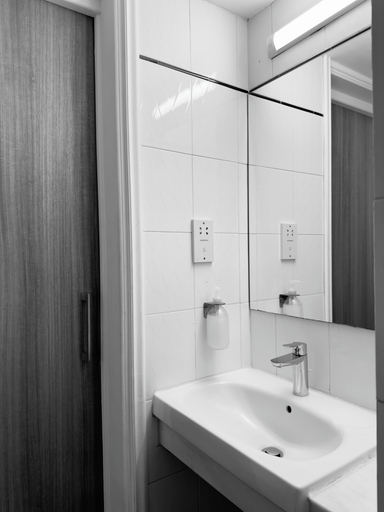 Bathroom 5, Navarria Hotel
