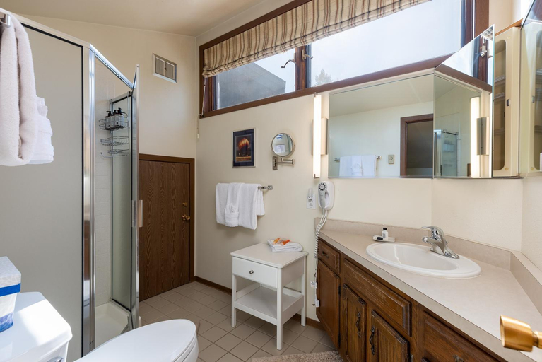 Bathroom 4, Flying Dutchman 1190, Summit