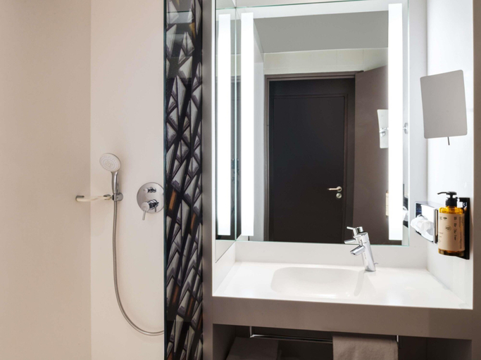 Bathroom 4, Mercure Nantes Centre Grand Hotel Hotel, Loire-Atlantique