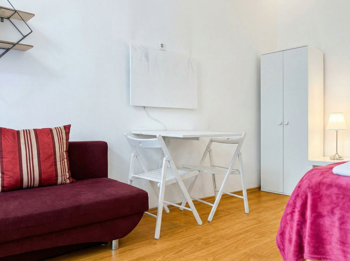 Room 4, Cozy Apartment for 3 Near Lugner City, Wien