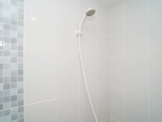 Bathroom 2, 3 Pax Splendid 2BR at Tokyo Riverside PIK 2 Apartment By Travelio, Tangerang