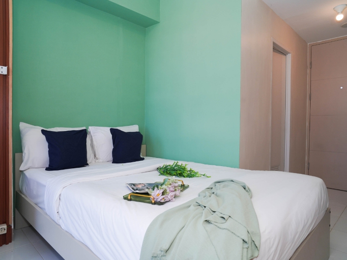Bedroom 4, Chic Green Studio Room at Apartment Tokyo Riverside PIK 2 By Travelio, Tangerang