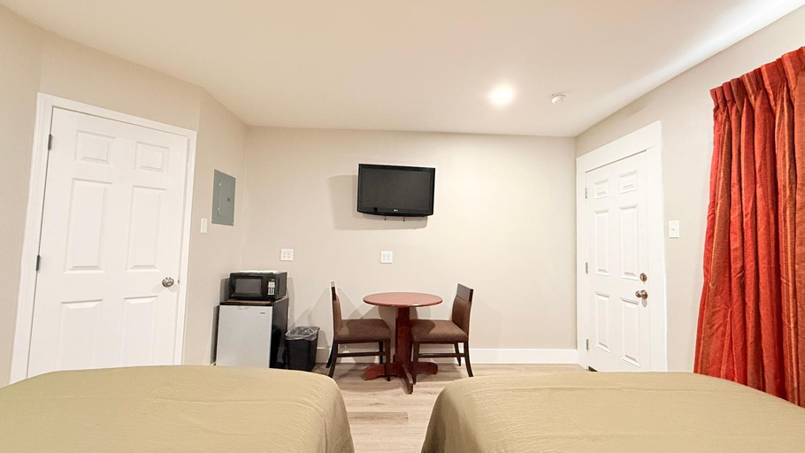 Shared lounge/TV area 4, Beachtree Motel, Galveston