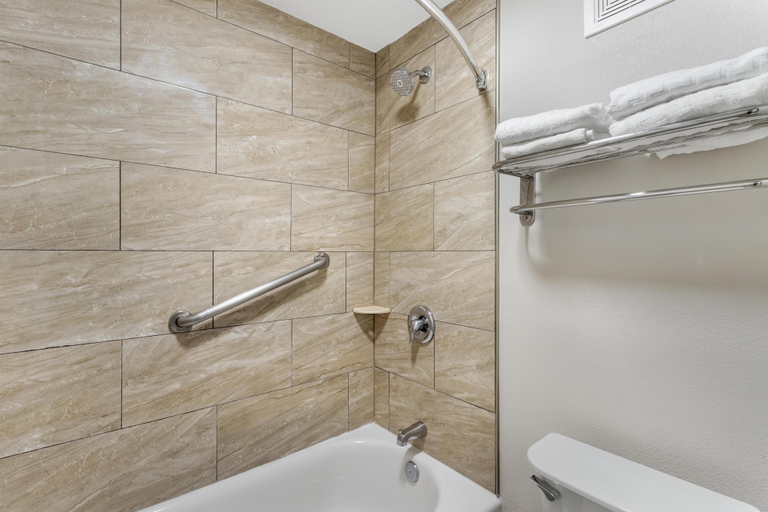 Bathroom 3, Best Western Asheville -Blue Ridge Parkway, Buncombe