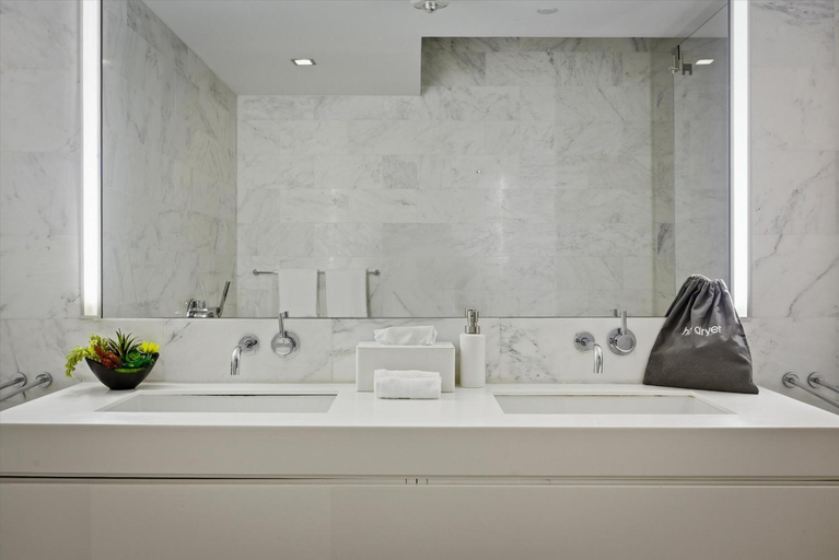 Bathroom 4, Hotel Miami Beach Convention Center, Miami-Dade