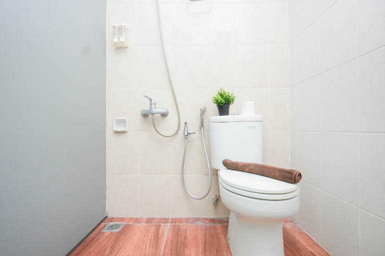 Bathroom 2, Classic Studio Apartment at Nifarro Park By Travelio, Jakarta Selatan