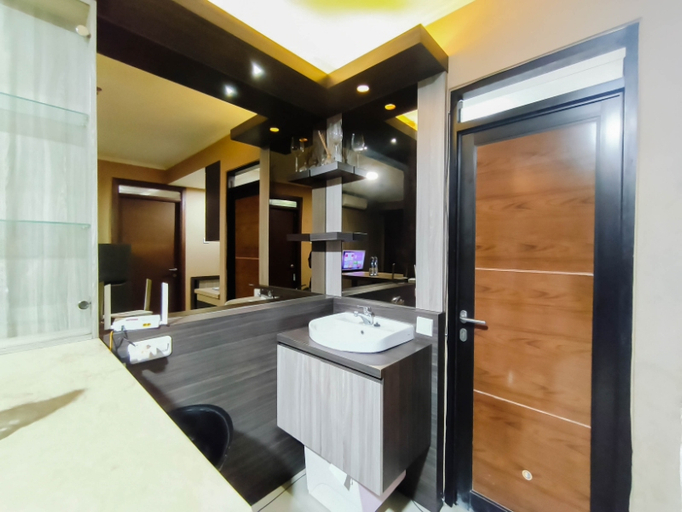 Bathroom 4, 4 Pax Warm Brown 2BR at Gateway Pasteur Apartment By Travelio, Bandung