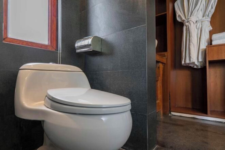 Bathroom 4, Lijiang Houfu Inn, Lijiang