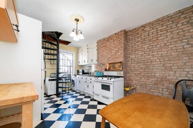 Room 2, Charming 3-Bedroom Apartment in Midtown West, New York