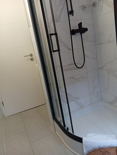 Bathroom 5, Niehler Hotel, Köln