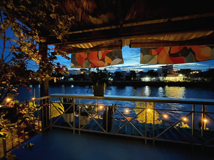 Sport & Beauty 5, Here Library - A wooden home by the river with a library, Thốt Nốt