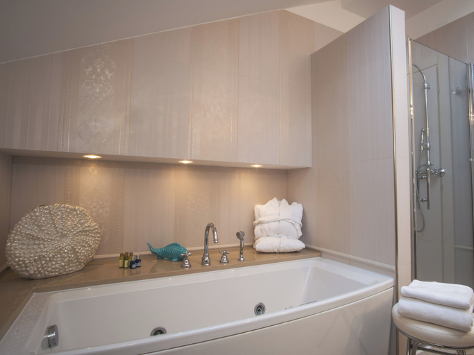 Bathroom 3, San Pietro Palace Hotel, Savona