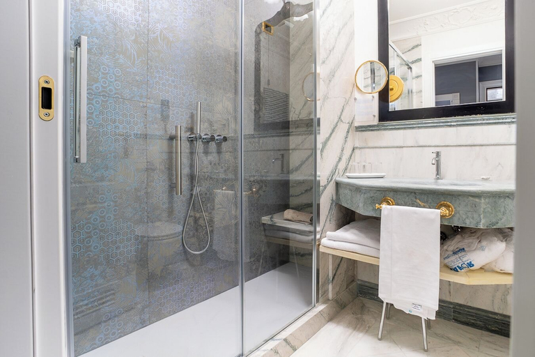 Bathroom 4, Art Hotel Orologio, Bologna